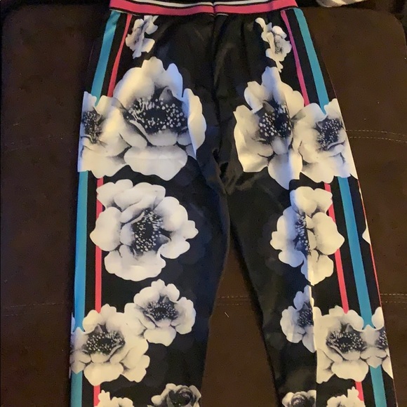 Black flowered print two piece pant set - Picture 2 of 2